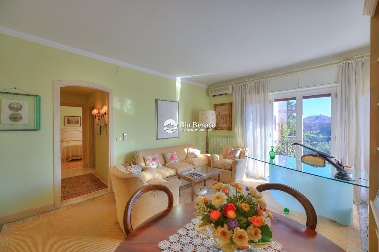 Elegant three-room apartment for sale in Maderno
