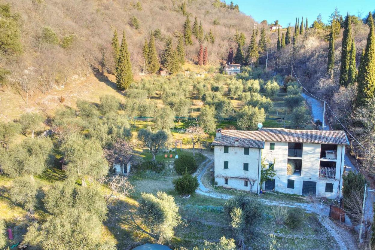 Farmhouse for sale in the hills of Toscolano Maderno