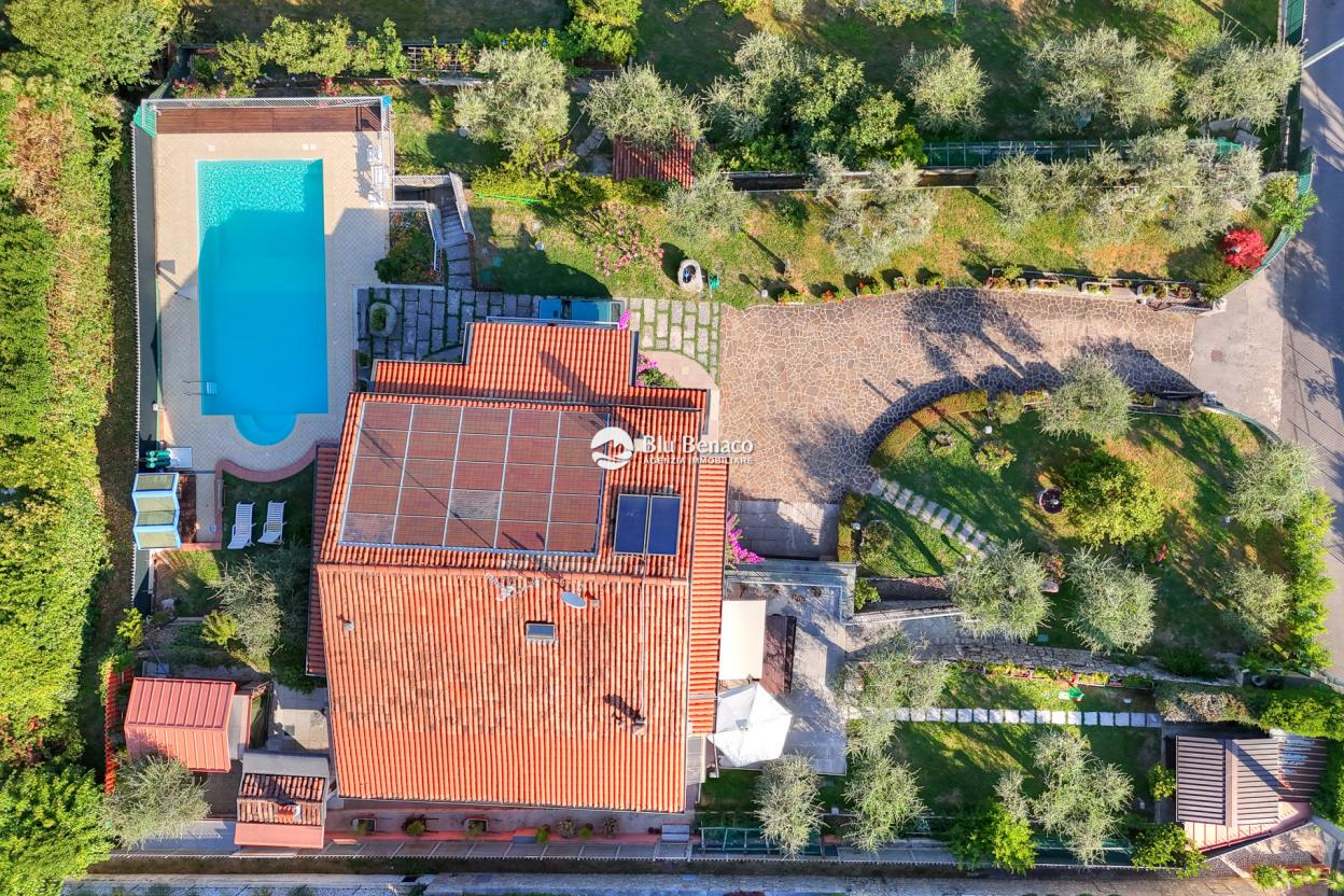 Freistehende Villa mit Pool und Atemberaubendem Seeblick