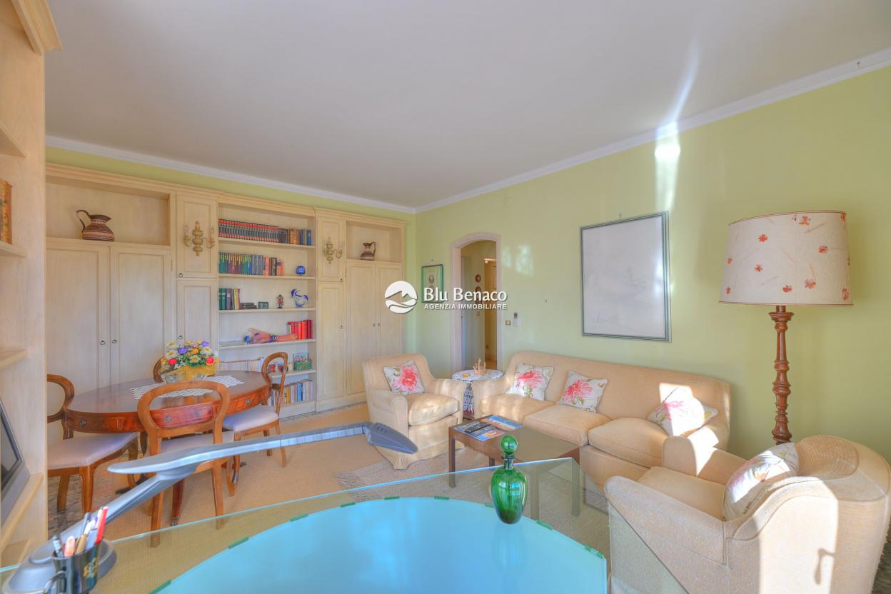 Elegant three-room apartment for sale in Maderno