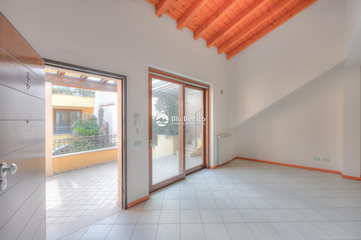 Imperdibile bilocale con terrazza in vendita a Maderno