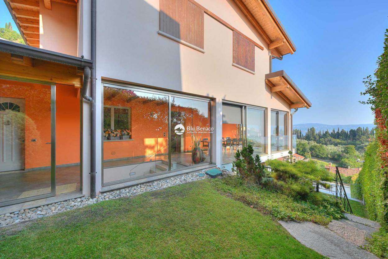 Villa with wonderful lake view in Gaino