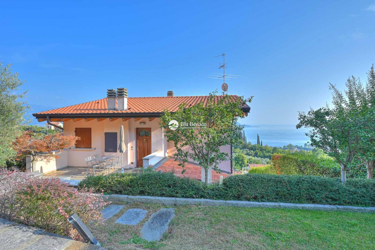 Villa with wonderful lake view in Gaino