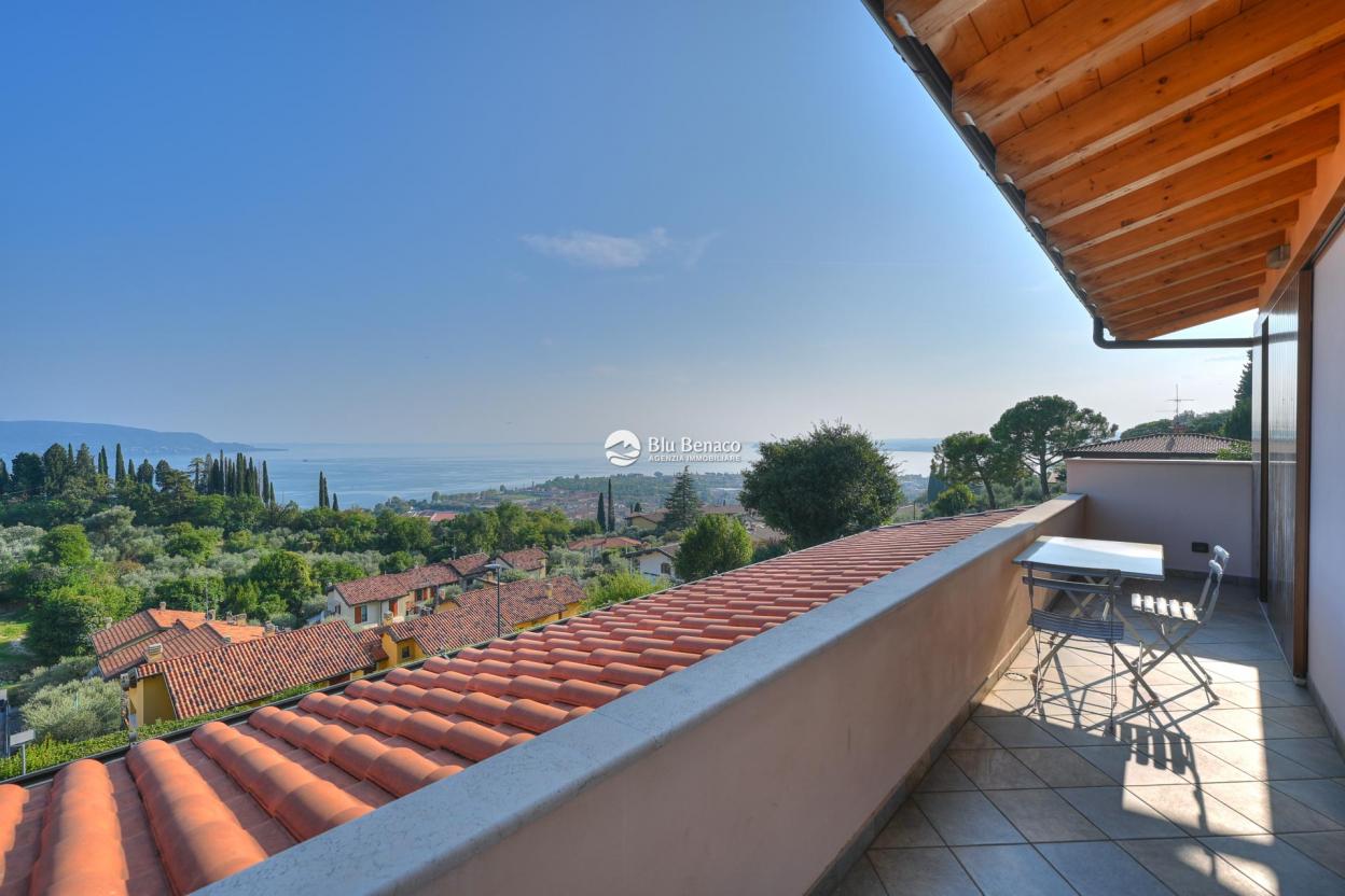 Villa with wonderful lake view in Gaino