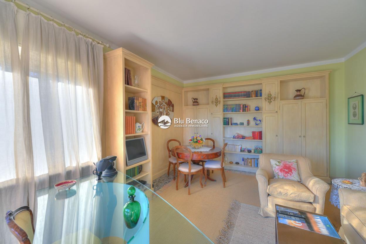 Elegant three-room apartment for sale in Maderno