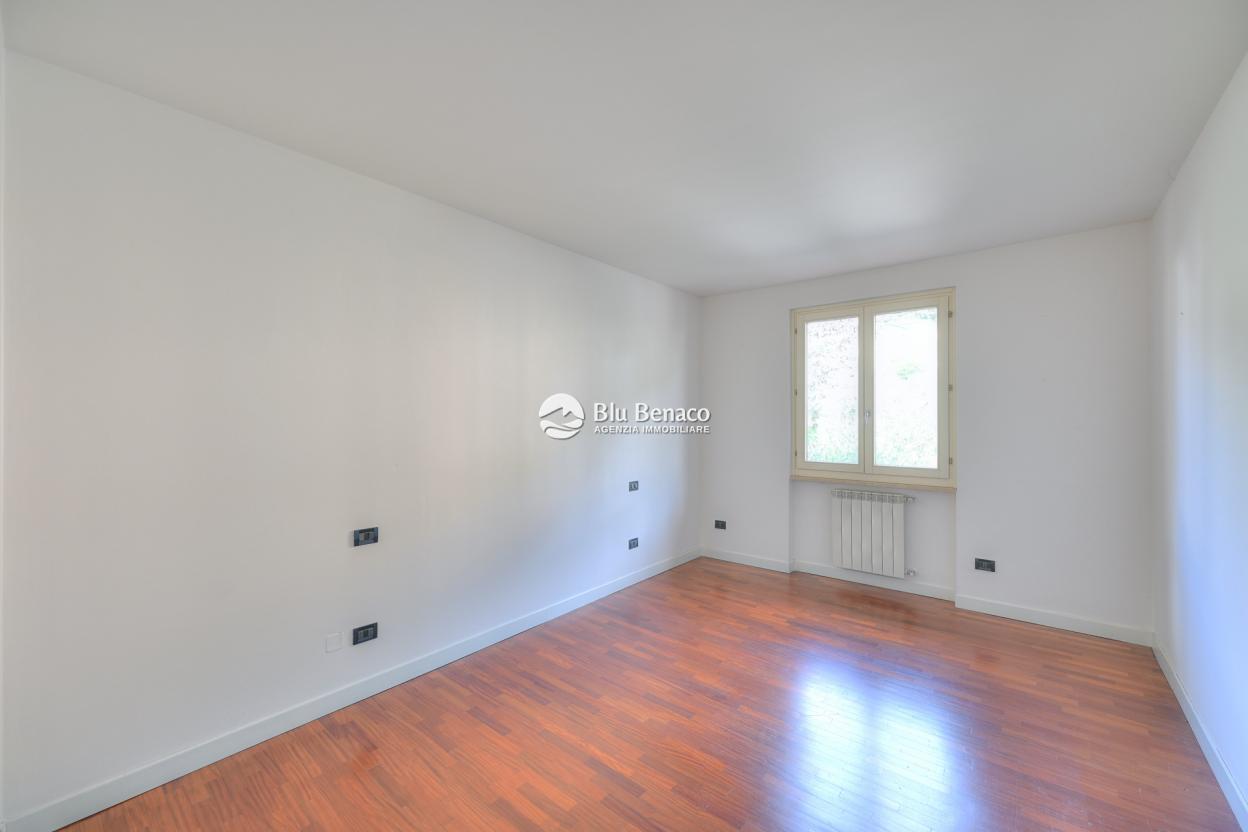 Elegant four-room apartment for sale in Toscolano