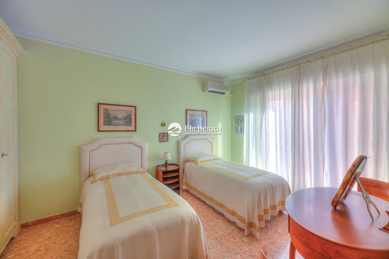 Elegant three-room apartment for sale in Maderno