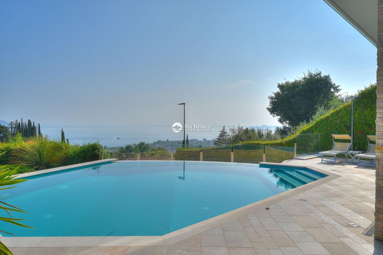 Villa with wonderful lake view in Gaino