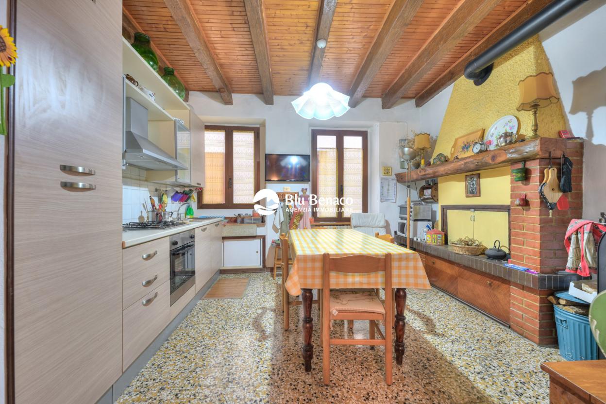 Detached house from ground to roof in Toscolano Maderno