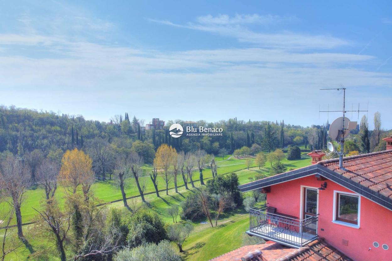 Mansarda con vista lago in residence al Golf