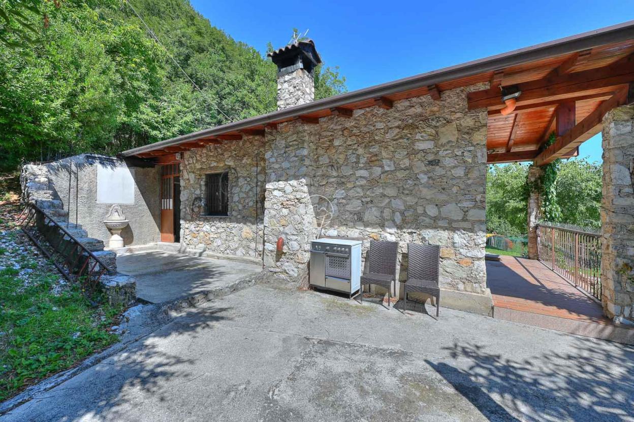 Small mountain house in Toscolano Maderno