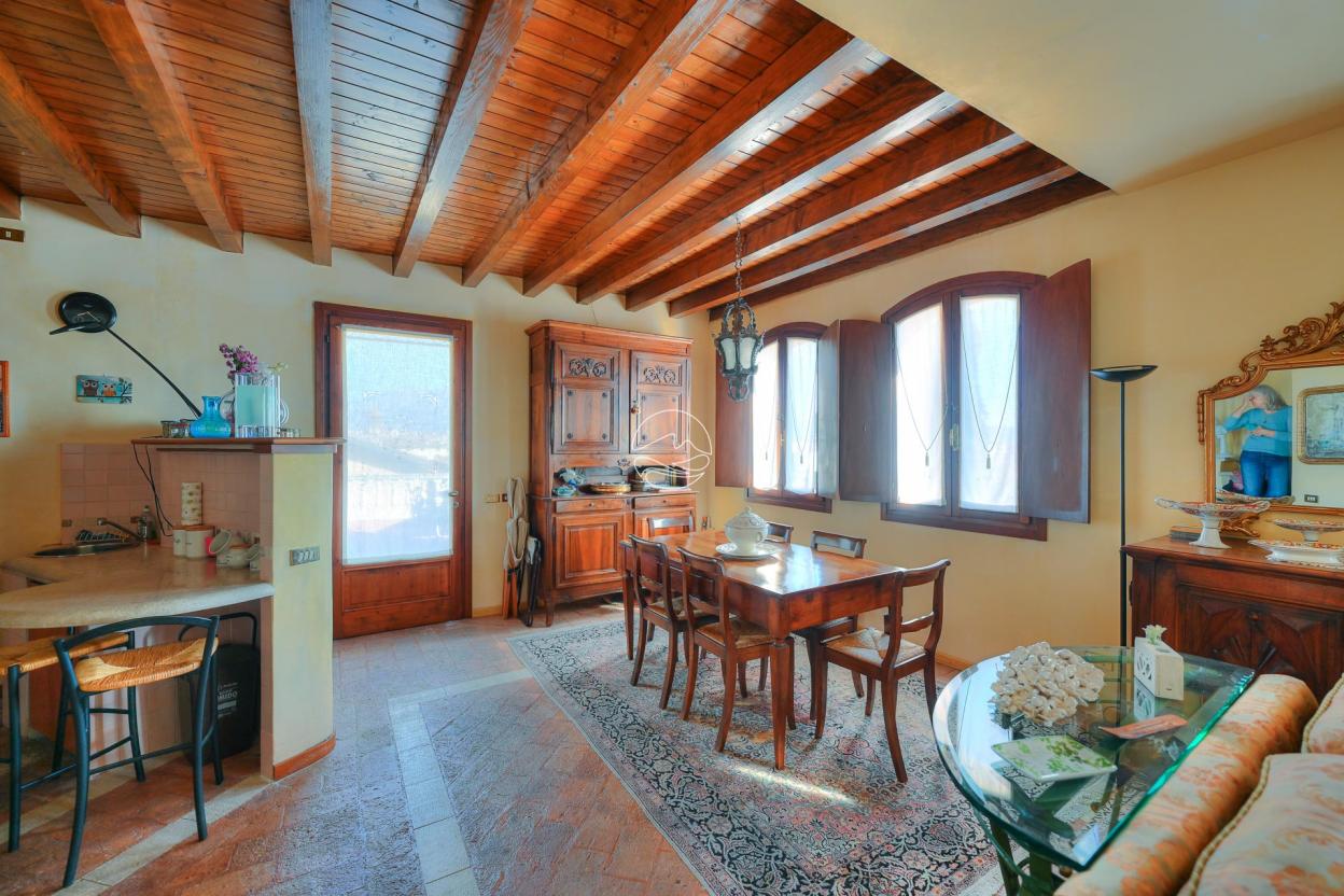 Dreizimmerwohnung in historischem Wohnhaus in Maderno zu verkaufen