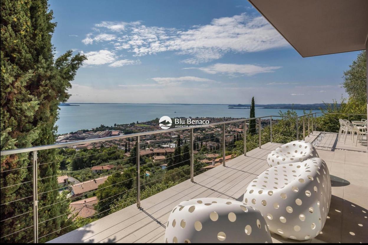 Detached villa with panoramic view