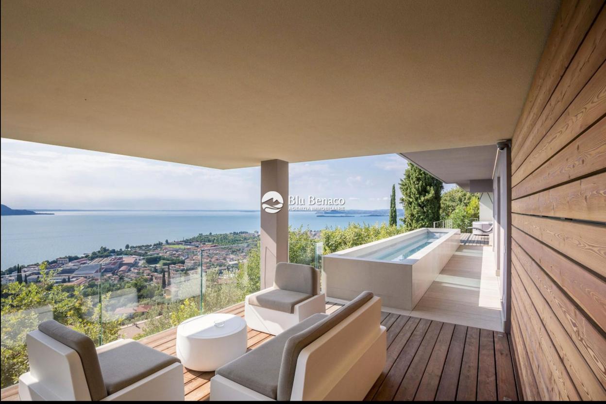 Detached villa with panoramic view