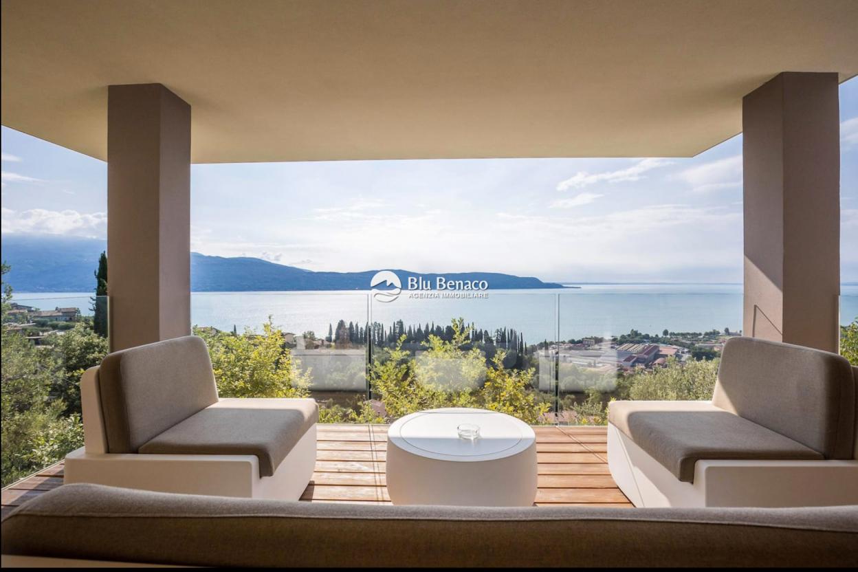 Detached villa with panoramic view