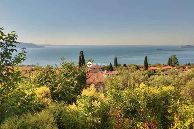 VILLA SINGOLA CON VISTA LAGO TOTALE