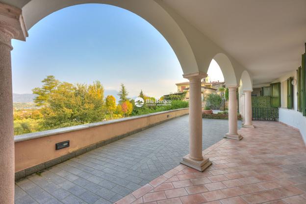 Manerba Del Garda, trilocale con loggia 