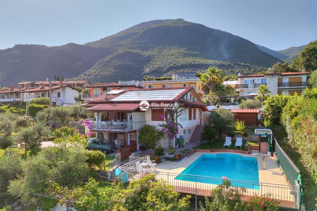VILLA SINGOLA CON PISCINA E STRAORDINARIA VISTA LAGO