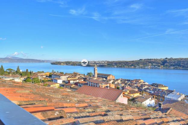 Penthouse mit herrlichem Seeblick in Salò zu verkaufen