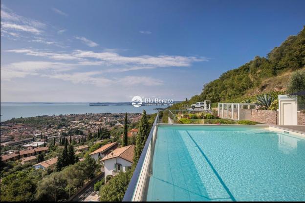 Detached villa with panoramic view