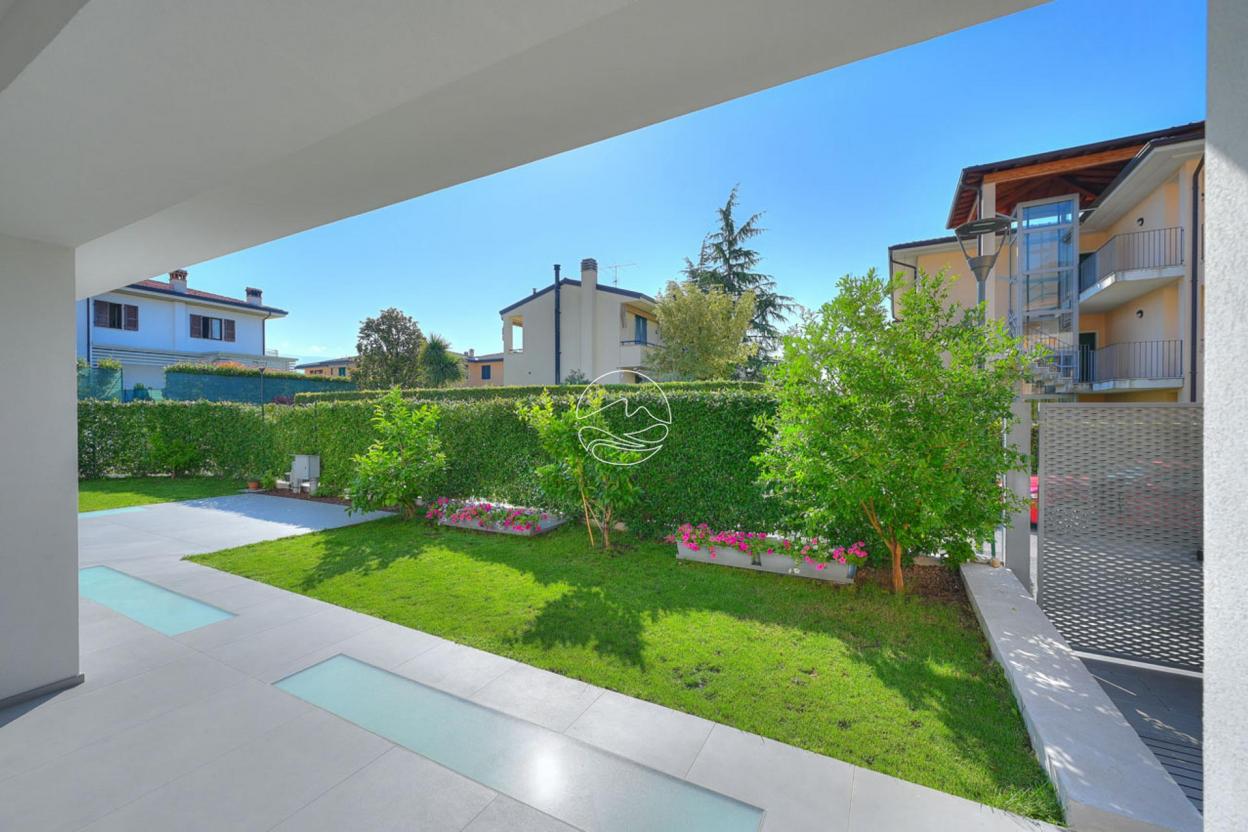 Exlusive single villa in the center of Toscolano Maderno